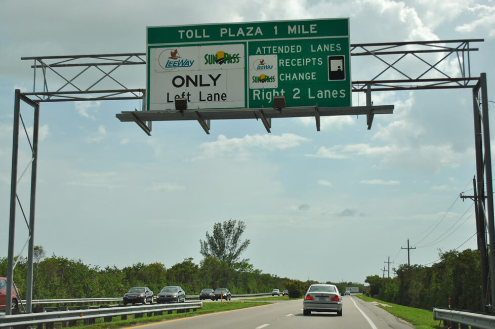 Cars approaching toll plaza, Leeway and SunPass options, one mile ahead